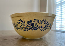 Load image into Gallery viewer, Pyrex 'Homestead' Mixing Bowl 2.5 Qt