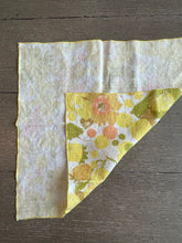 Load image into Gallery viewer, 1960&#39;s Linen Napkin Set in Yellow Mod Floral
