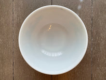 Load image into Gallery viewer, Pyrex 'Homestead' Mixing Bowl 2.5 Qt
