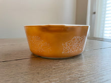 Load image into Gallery viewer, Pyrex 'Woodland Tan' Casserole Dish 750 ml