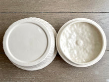 Load image into Gallery viewer, Daisy Covered Casserole Dish by Metlox of California