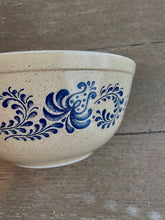 Load image into Gallery viewer, Pyrex 'Homestead' Mixing Bowl 2.5 Qt