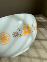 Load image into Gallery viewer, Pyrex ‘Town &amp; Country’ 4 Qt. Mixing Bowl
