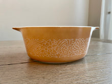 Load image into Gallery viewer, Pyrex &#39;Woodland Tan&#39; Casserole Dish 750 ml
