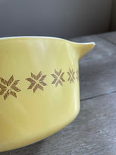 Load image into Gallery viewer, Pyrex 1 1/2 Pt Casserole Dish, ‘Town and Country’
