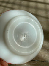 Load image into Gallery viewer, Vintage Pyrex ‘Friendship’ Bowl #441
