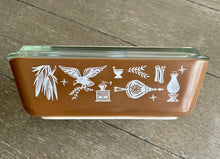 Load image into Gallery viewer, Vintage Pyrex &#39;American Heritage&#39; 1 1/2 Qt. Refrigerator Dish with Lid

