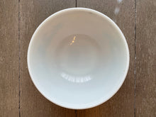 Load image into Gallery viewer, Pyrex &#39;Homestead&#39; Mixing Bowl 2.5 Qt
