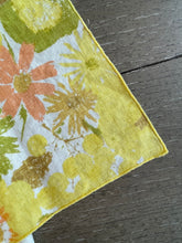 Load image into Gallery viewer, 1960&#39;s Linen Napkin Set in Yellow Mod Floral
