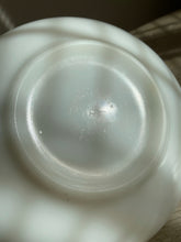 Load image into Gallery viewer, Pyrex ‘Town &amp; Country’ 4 Qt. Mixing Bowl
